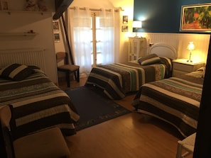 5 Schlafzimmer, Schreibtisch, Bügeleisen/Bügelbrett, Reisekinderbett