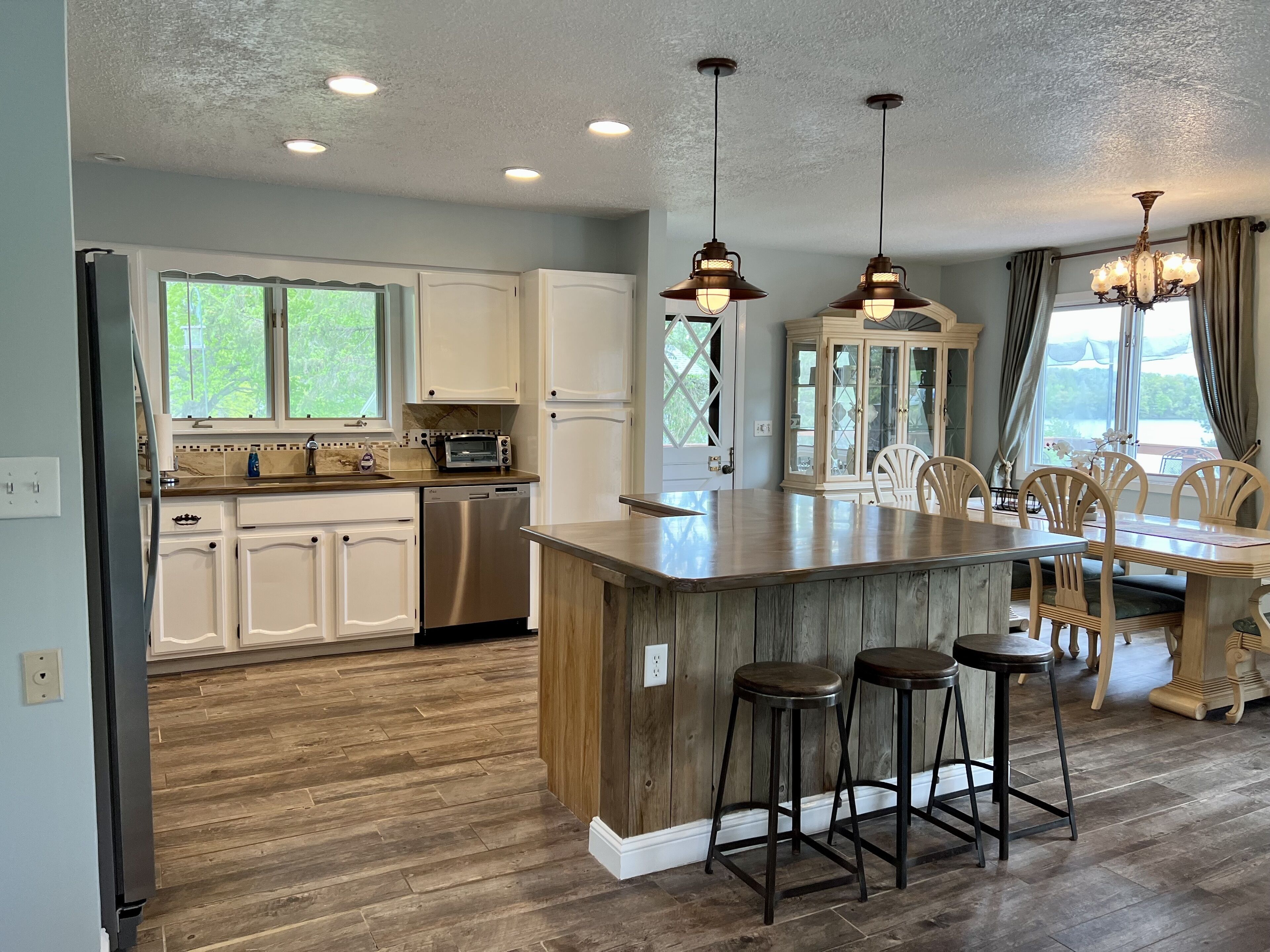 Beautiful, newly remodeled house on Long Lake 