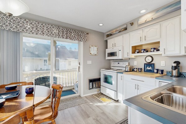 Kjøleskap, mikrobølgeovn, ovn og kokeplater