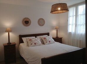 2 chambres, fer et planche à repasser