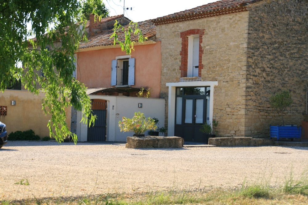 Air-conditioned cottage with pool at Mas de la restanque