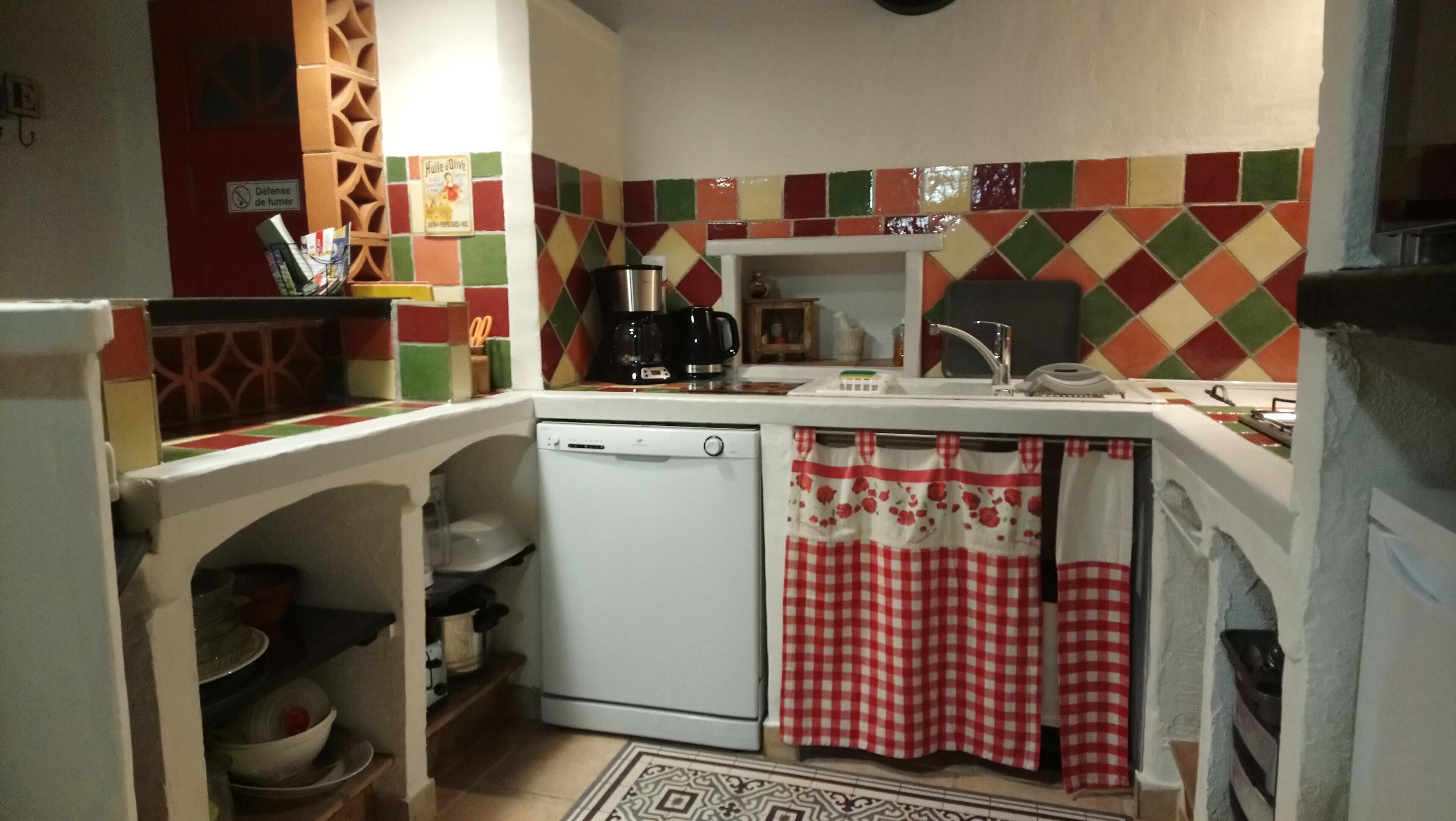 Air-conditioned cottage with pool at Mas de la restanque