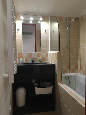 Bathtub, hair dryer - Charming - duplex sleeps 6 - ski-in ski-out - quiet area (Falaise) (Morzine)