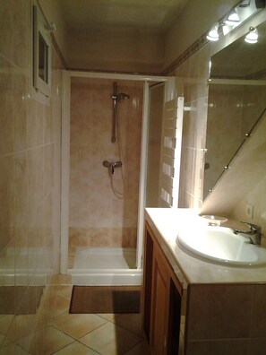 Douche, séchoir à cheveux, serviettes fournies, savon