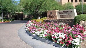 Señal de The Westin Kierland Villas, un resort de propiedad vacacional, con un parterre floral.