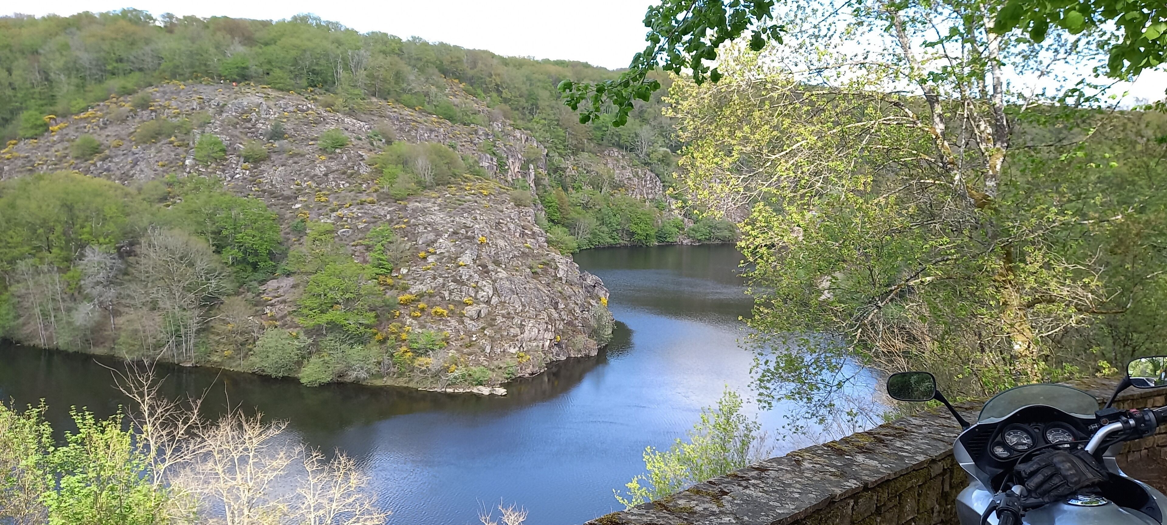 House located in the countryside 800 meters from the lake, 4 km from the village of Eguzon 36270. 