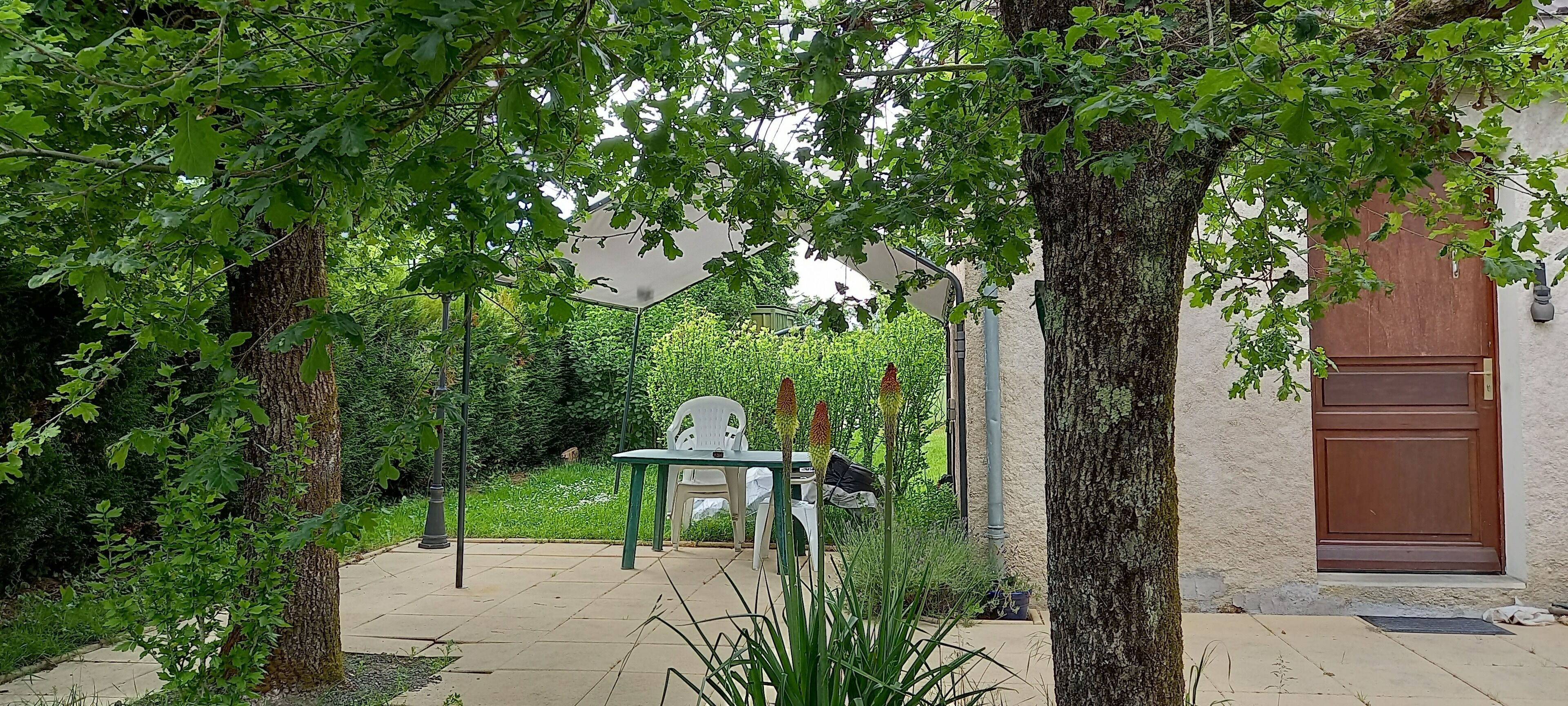 House located in the countryside 800 meters from the lake, 4 km from the village of Eguzon 36270. 