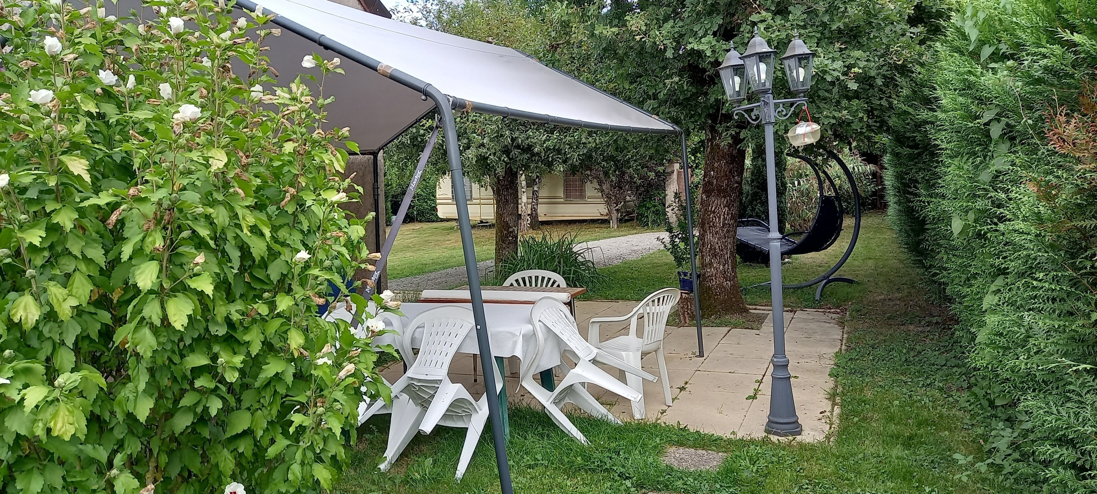 House located in the countryside 800 meters from the lake, 4 km from the village of Eguzon 36270. 