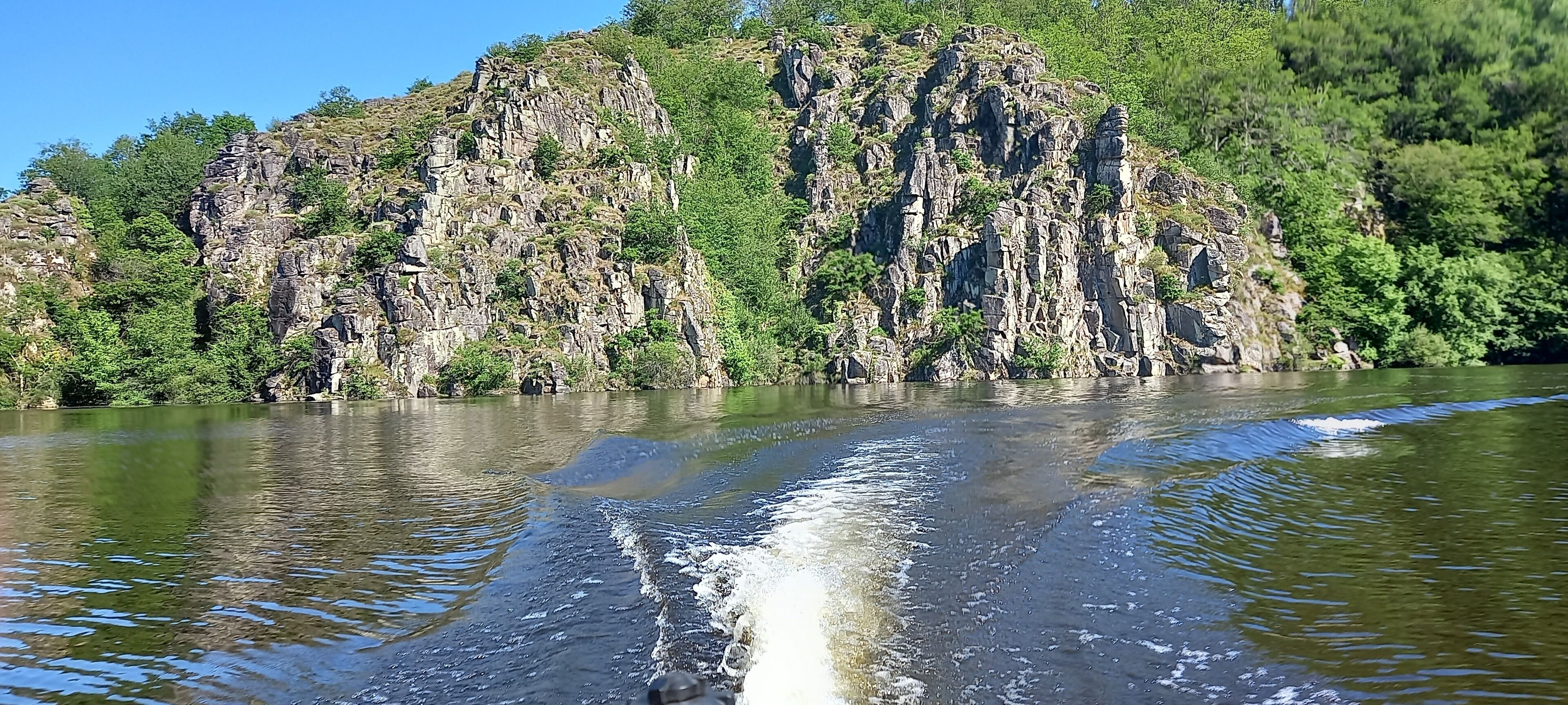 House located in the countryside 800 meters from the lake, 4 km from the village of Eguzon 36270. 