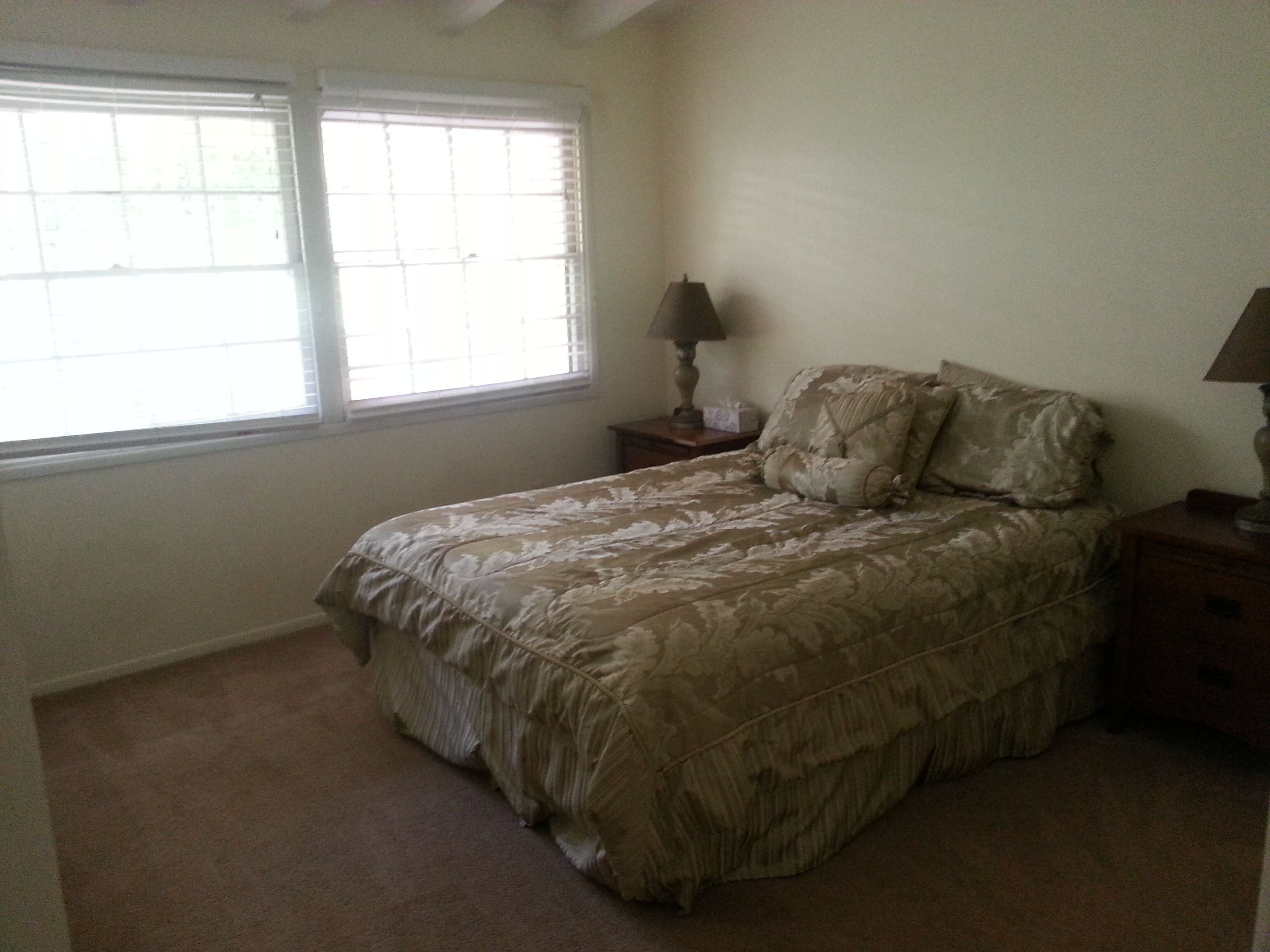 Nr beach Volleyball court Jacuzzi 1/2 acre. Add home next door to sleep up to 29