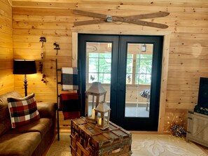 Smart TV, fireplace, DVD player, books - Romantic Cabin Nestled In The Woods In Blue Mountain Lake. (Indian Lake)