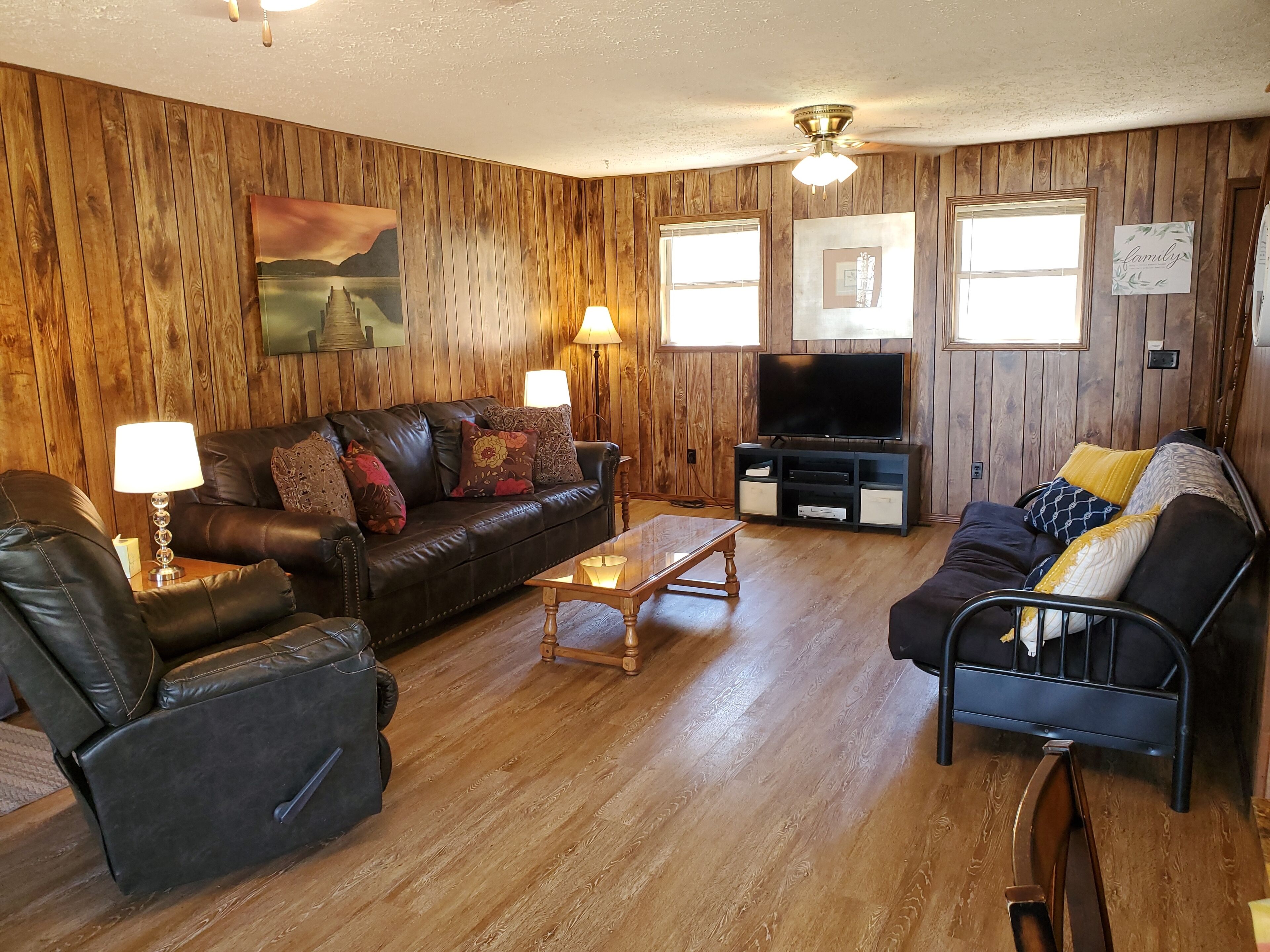 Shady Rock 1-Lakefront Easy Walk to the Shoreline - Marina Nearby