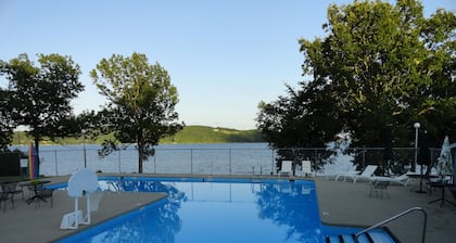 Shady Rock 1-Lakefront; Easy Walk to the Shoreline- Marina Nearby