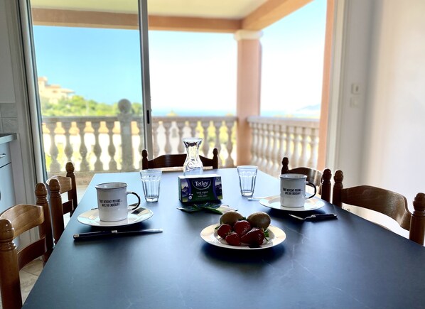 Dining - Farnienté and sunset on the Gulf of Ajaccio and the Sanguinaires Islands (Bastelicaccia)