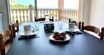 Faulenzen und Sonnenuntergang über dem Golf von Ajaccio und den Sanguinaires-Inseln