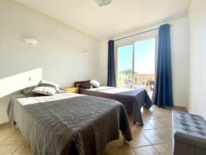 4 habitaciones, tabla de planchar con plancha y cuna de viaje