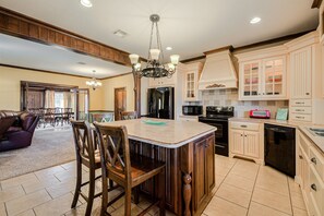 Fridge, microwave, oven, stovetop - 8Bdrm! Walk to Shore!Launch!Play games!Entertain! (Kingston)