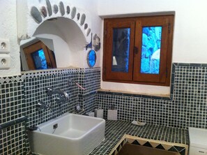 Ducha, secador de pelo, toallas, jabón