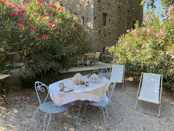 Terrasse 2 en continuité de la terrasse en pierres du petit moulin