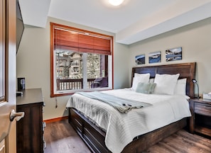 1 bedroom, iron/ironing board, travel cot, WiFi - Inviting Condo – Hot Tub & Relaxing Atmosphere! (Canmore)