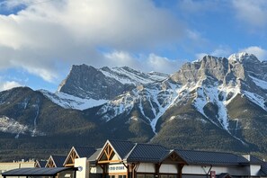 Exterior - Inviting Condo – Hot Tub & Relaxing Atmosphere! (Canmore)