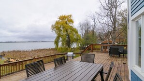 Outdoor dining - 🏡Waterfront Cottage retreat– 1 hour from Toronto⭐ (Nestleton)