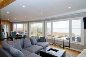 TV, fireplace, foosball - 🏡Waterfront Cottage retreat– 1 hour from Toronto⭐ (Nestleton)