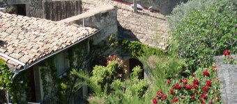 In the heart of the village: 3 small detached houses with garden and parking space