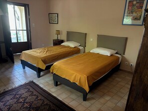 3 chambres, bureau, fer et planche à repasser, accès au Wi-Fi (inclus)