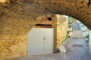 Property grounds - In the heart of the village: 3 small detached houses with garden and parking space (Lourmarin)