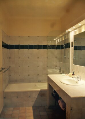 Combined shower/bathtub, hair dryer, towels, toilet paper