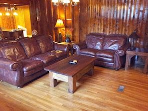 Una Smart TV, una chimenea, un reproductor de DVD