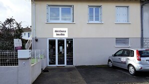 A building with a sign reading "Atelier de Gravure sur Verres et Mirroirs" and a car parked in front. - Apartment 1 * "The House of the Artist" (Coulounieix-Chamiers)
