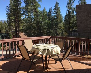 Outdoor dining - Forest getaway in Fawnskin, the quiet side of Big Bear (Fawnskin)