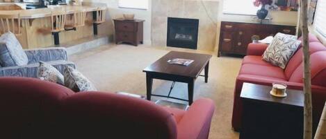 Una televisión, una chimenea