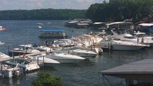 Un port de plaisance où sont amarrés différents types de bateaux, notamment des yachts et des petits bateaux à moteur.