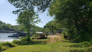 Une propriété au bord du lac, dotée d’un quai, d’un espace extérieur aménagé et d’une zone couverte.