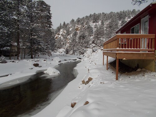 1 bed Cabin on the Big Thompson River 5 min to Estespark with hot tub and grill 