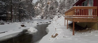1 bed Cabin on the Big Thompson River 5 min to Estespark with hot tub and grill 