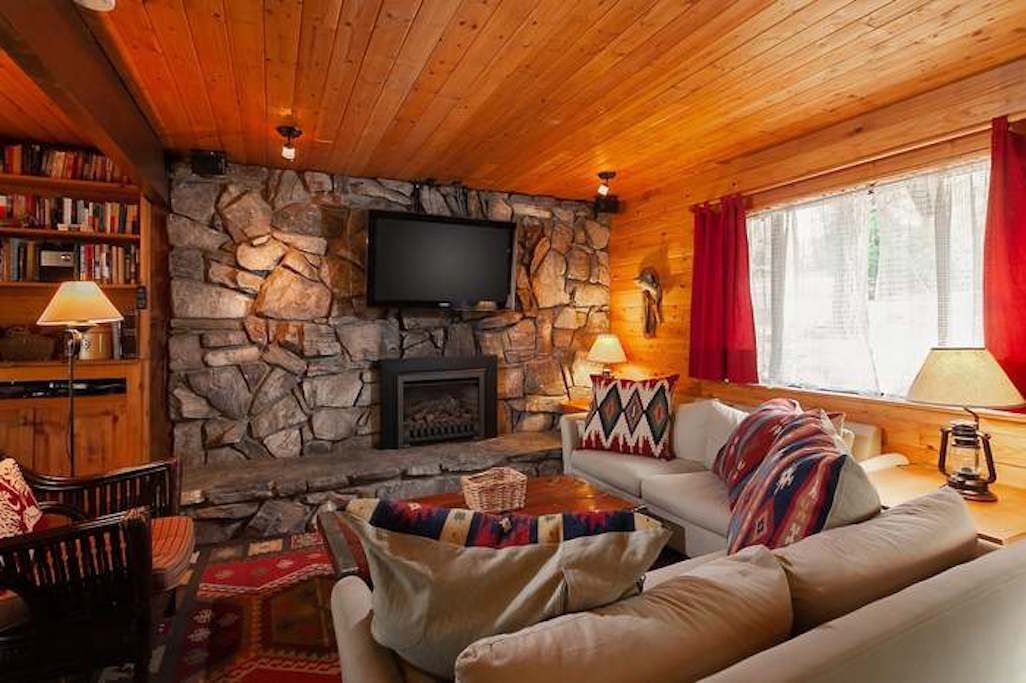 4 Bed, 2 Bath - Close to Snow Summit & Great for Sledding in the Backyard