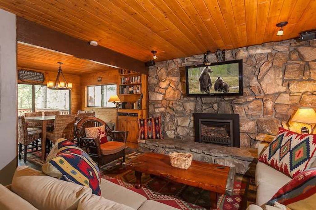 4 Bed, 2 Bath - Close to Snow Summit & Great for Sledding in the Backyard