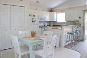 Dining - Bright & Beachy 3 bed/2 bath Soundside MP6 (Kill Devil Hills)