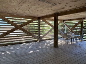 Outdoor dining - Bright & Beachy 3 bed/2 bath Soundside MP6 (Kill Devil Hills)