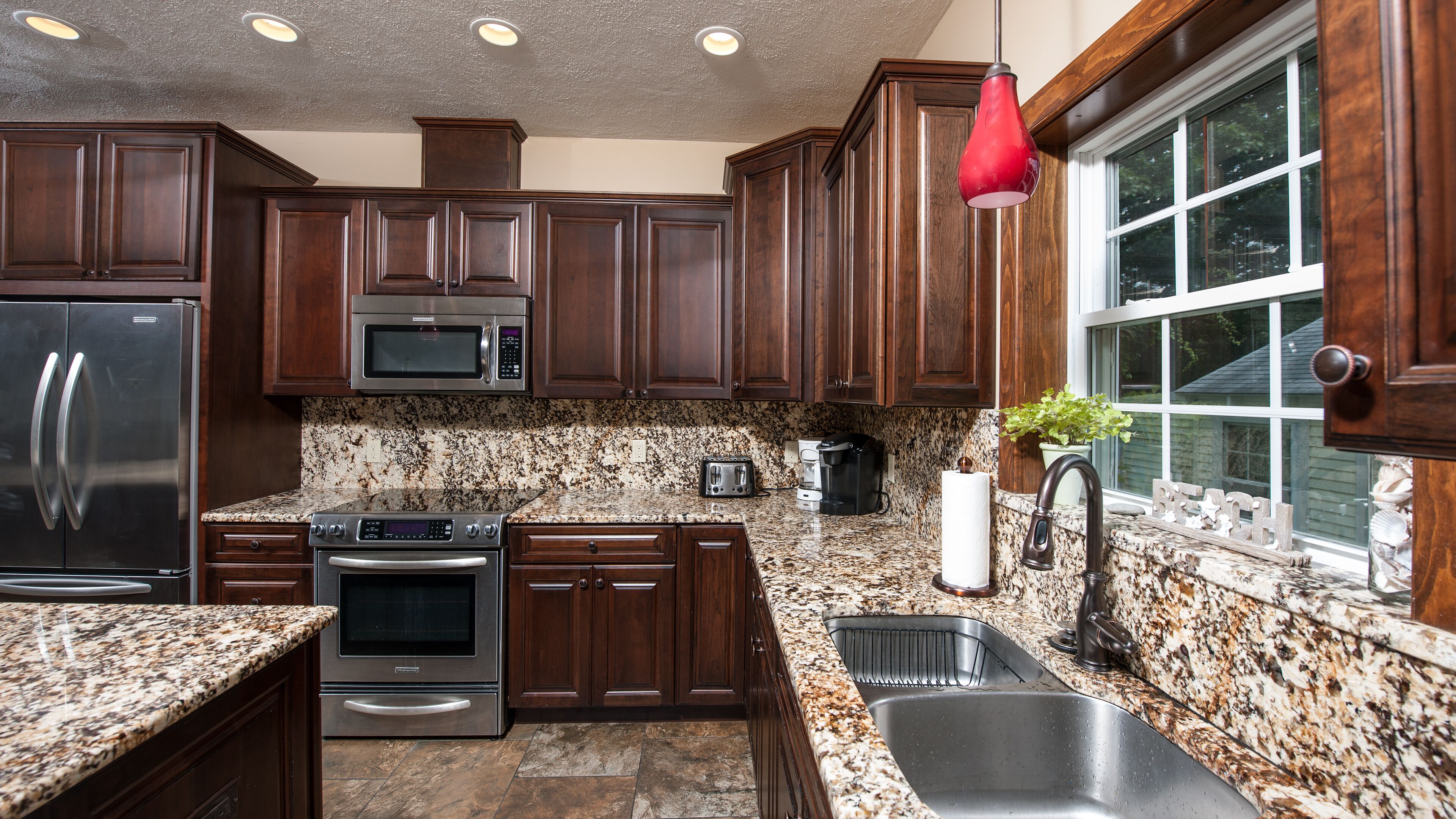 冷蔵庫、電子レンジ、オーブン、コンロ