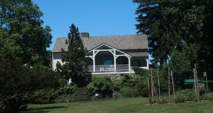 Storm King Lodge - Storm King Art Center, West Point, Woodbury Commons Outlets