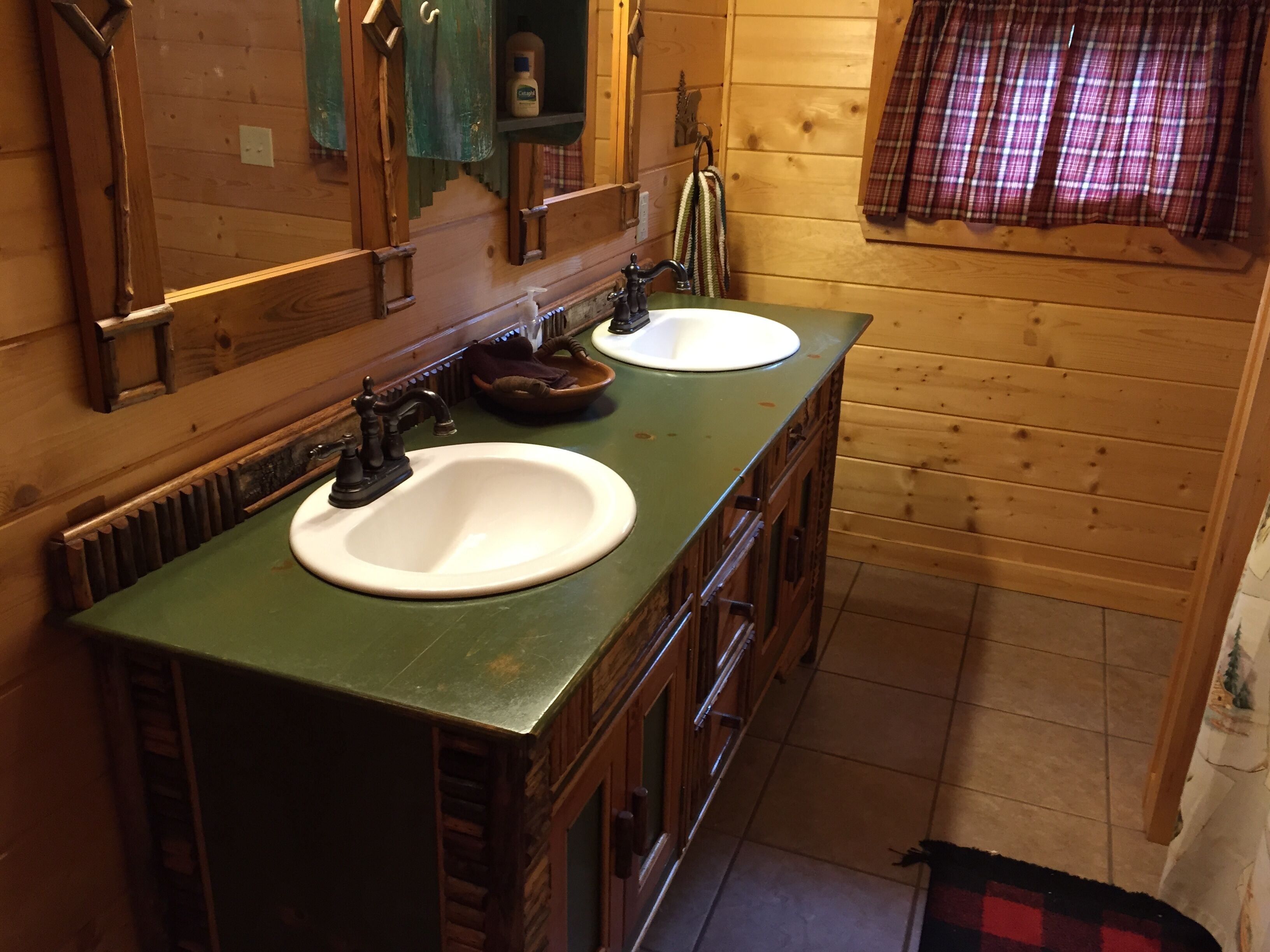 Close to downtown and Lake Blue Ridge. Extra large porch.  NO CLEANING FEES