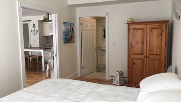 1 dormitorio, tabla de planchar con plancha, wifi y ropa de cama