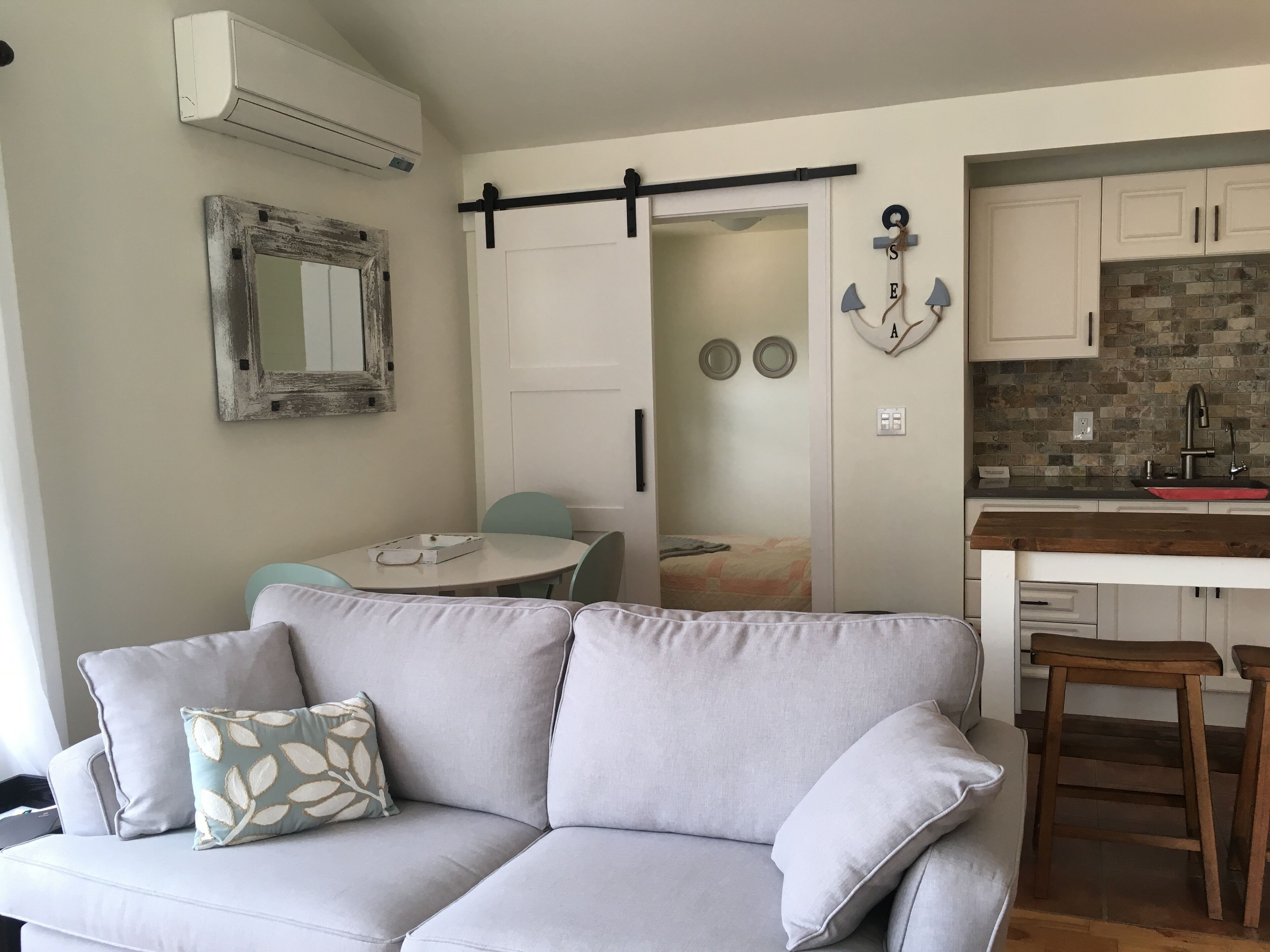 Smart TV, libros y estéreo 