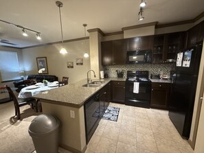 Køleskab, mikrobølgeovn, ovn, kogeplade