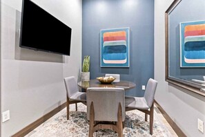 Dining - Beautiful Pool View 1 bedroom/1 bath condo in The (The Woodlands)